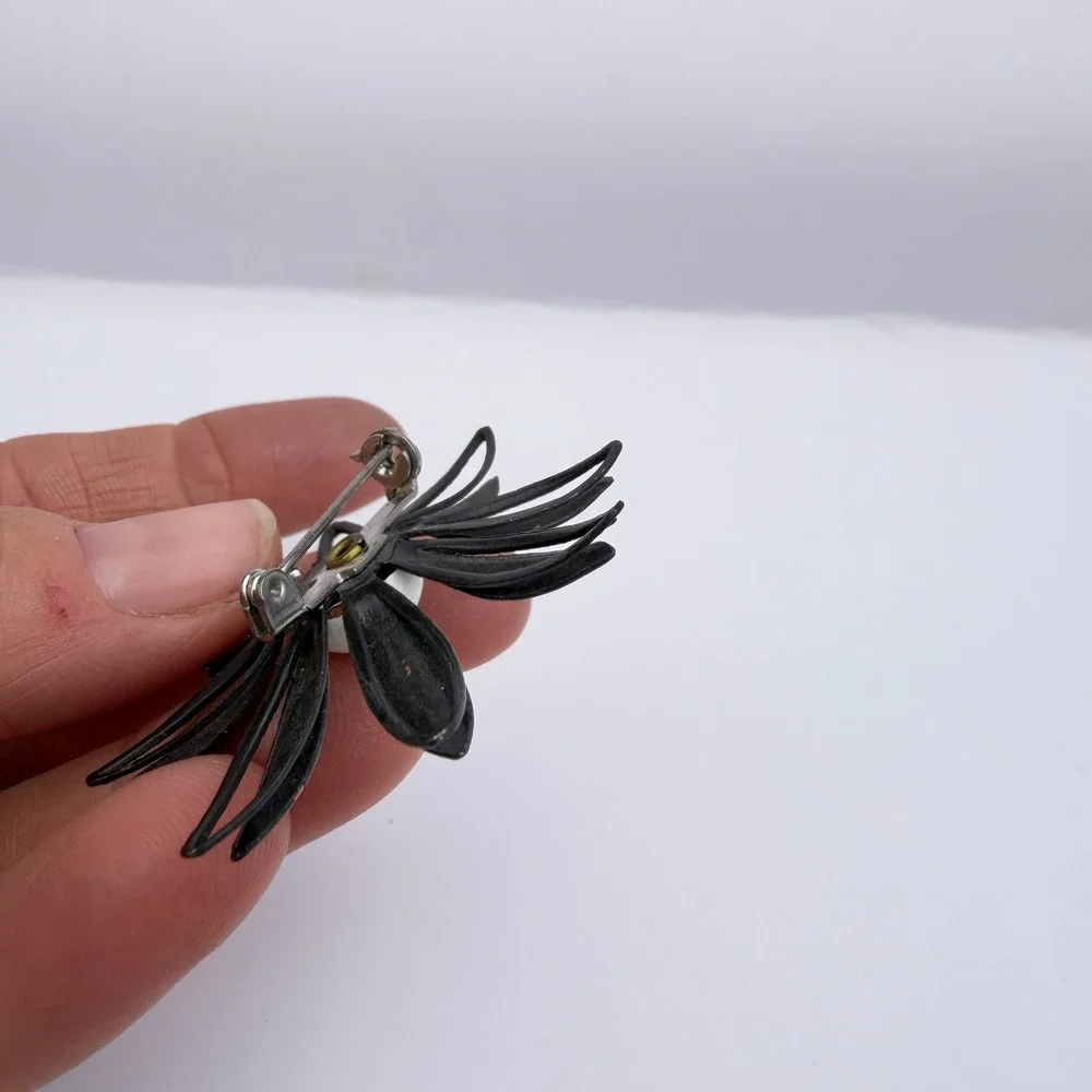 Flower Shaped Daisy Brooch Lapel Pin Flower Enamel Black White Retro Costume
